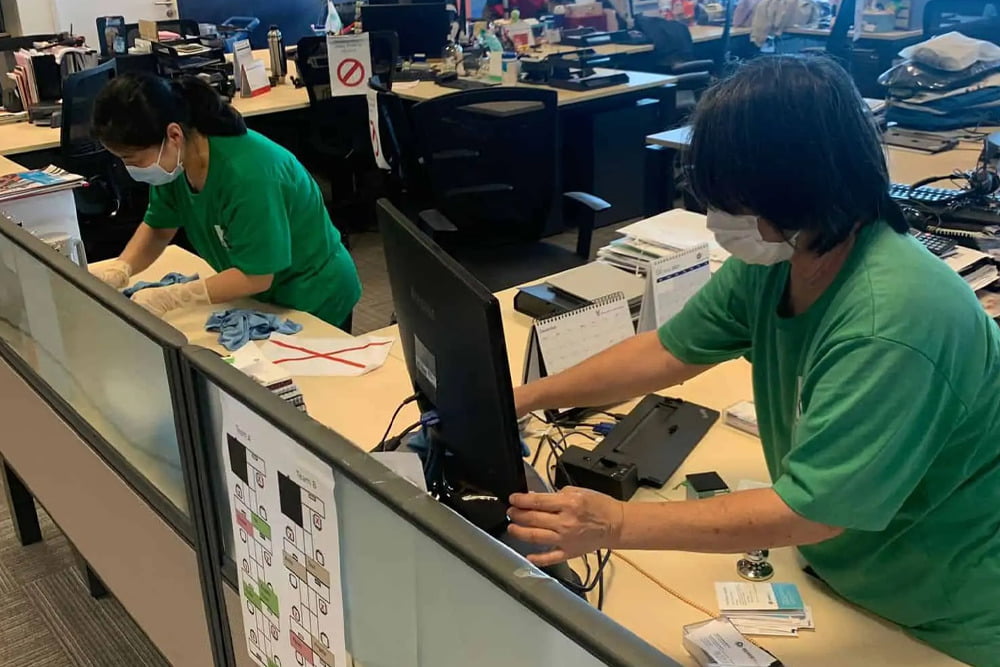 清潔公司員工在清潔辦公室。