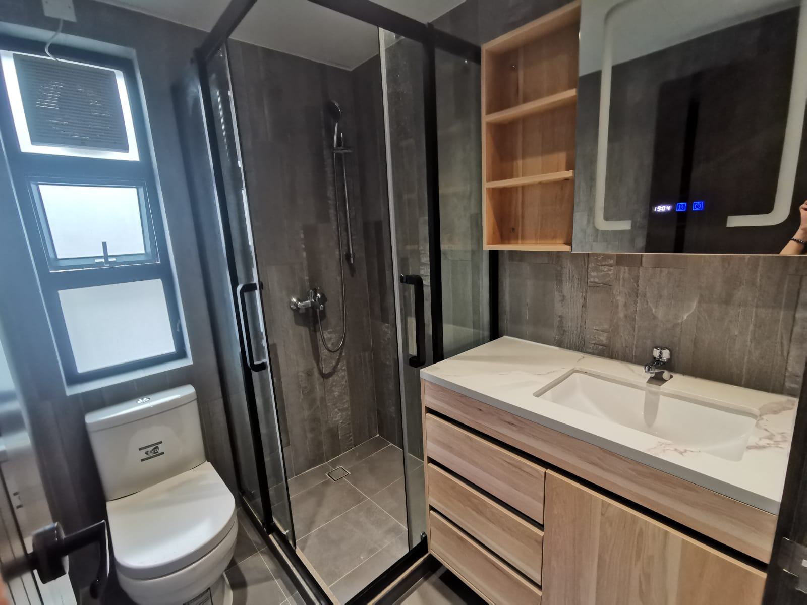 清潔公司清潔後的洗手間。