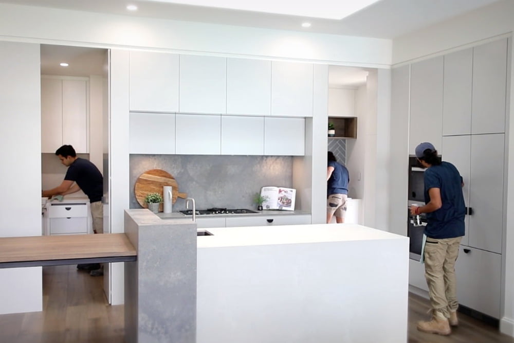 清潔公司員工正在進行入伙前清潔。