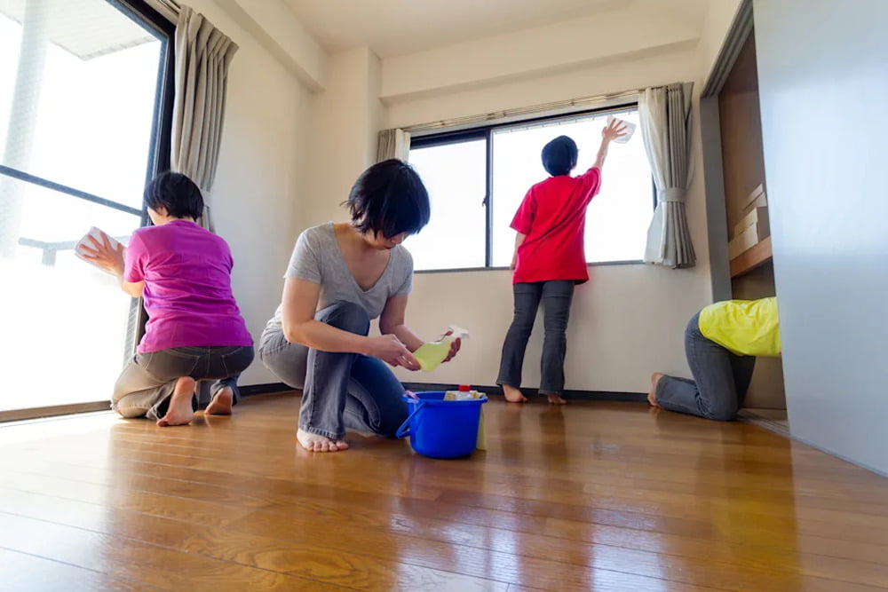 四個清潔公司員工正在進行入伙前清潔。