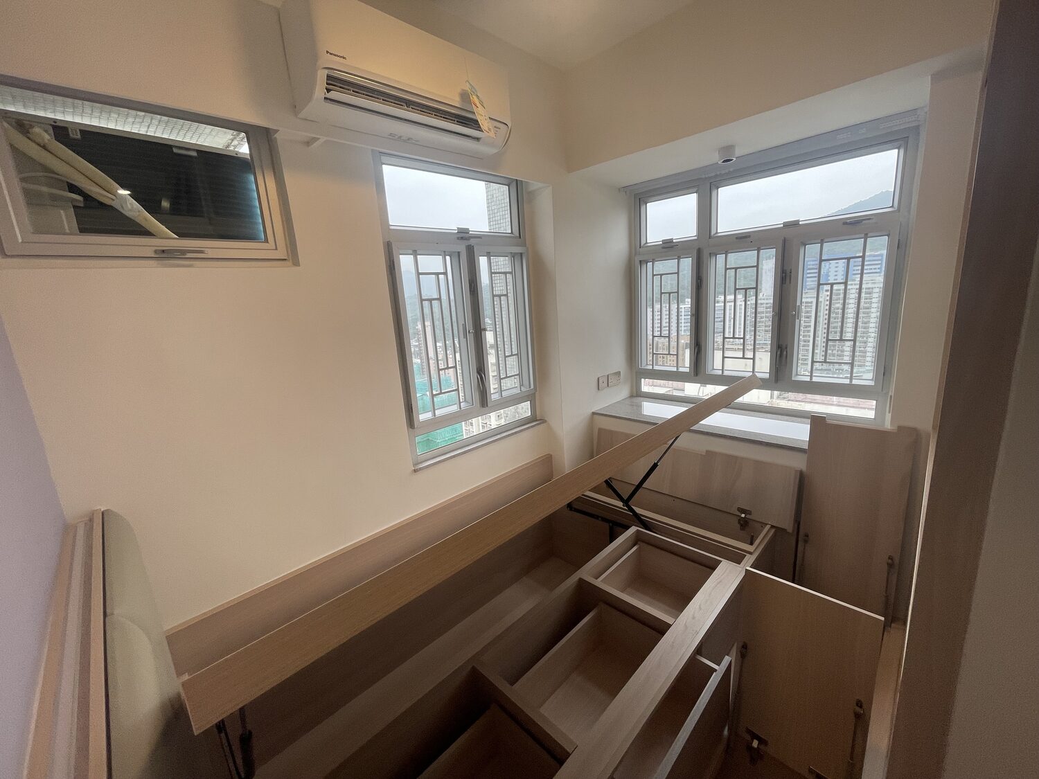 處理除甲醛服務的一個有窗戶和床的小房間。