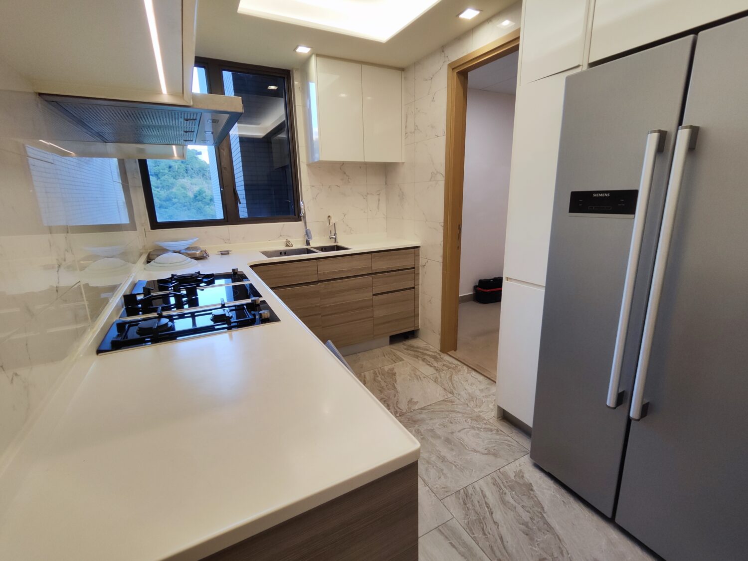 清潔公司清潔後的一個廚房。