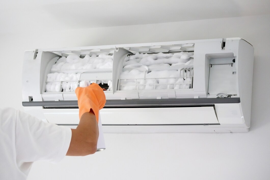 在散熱鋁片上噴上清潔劑清洗冷氣。