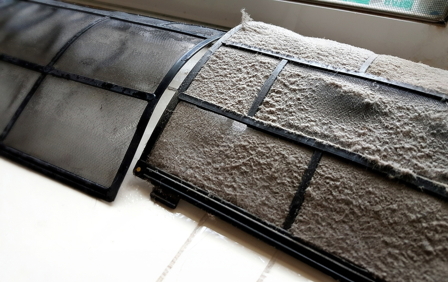 清洗冷氣隔塵網前後對比。