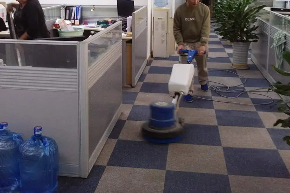 一個清潔公司員工正在進行洗地毯服務。