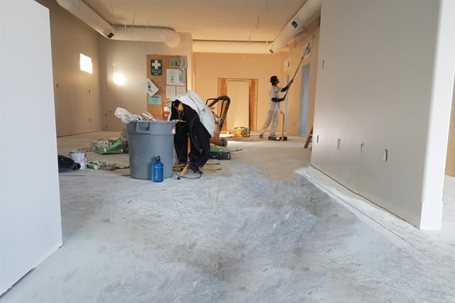 清潔公司員工正在進行家居裝修清潔。