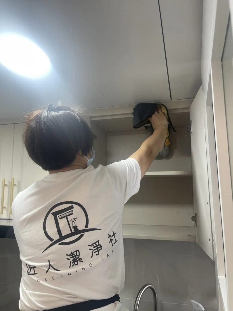 1名清潔公司員工正進行清潔。