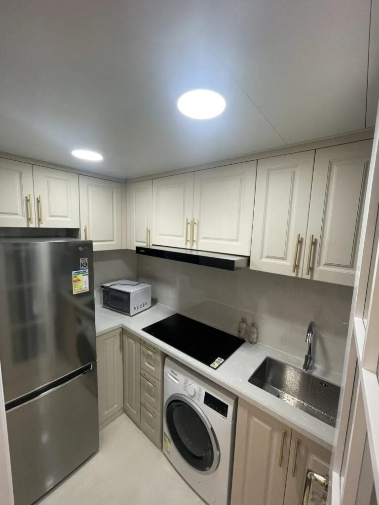 清潔公司清潔後的一個單位廚房。