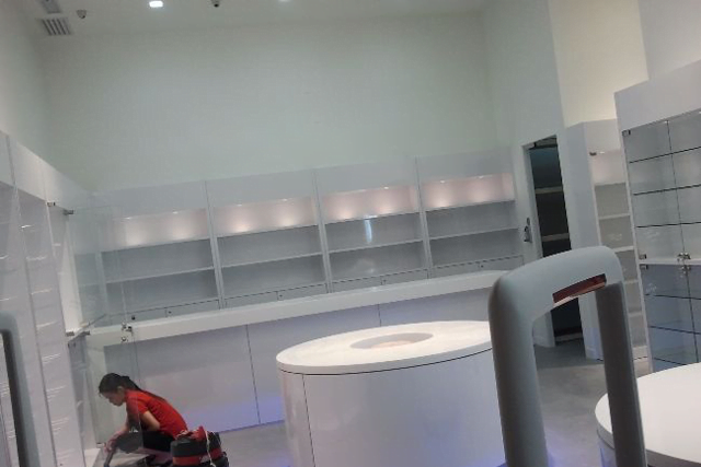 清潔公司員工正在進行商舖裝修清潔。