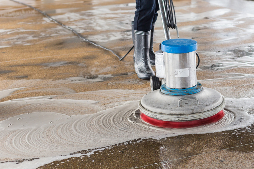 一個清潔公司員工正在用機器清潔地面。